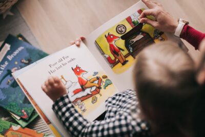 Lire des histoires en famille : la campagne de l&rsquo;École des loisirs face au recul de la lecture partagée