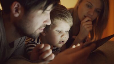Écrans et langage des enfants : ce que dit l&rsquo;étude sur 2,8 millions d&rsquo;enfants, et ce que les parents peuvent faire